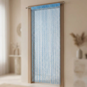 Rideau de porte à perles scintillantes coloris bleu suspendu dans une entrée