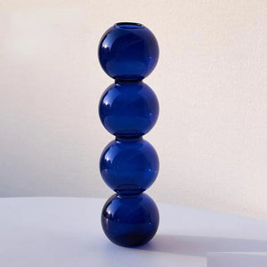 Vase en verre bleu foncé L style nordique fond blanc