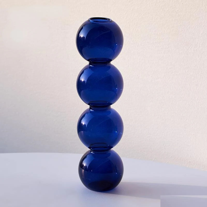 Vase en verre bleu foncé L style nordique fond blanc