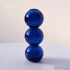 Vase en verre bleu foncé S style nordique fond blanc