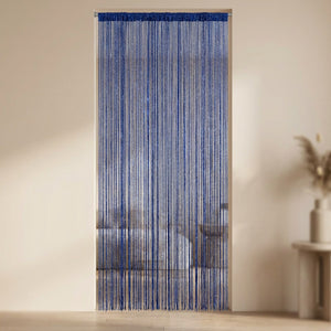 Rideau de porte à perles scintillantes coloris bleu royal suspendu dans une entrée