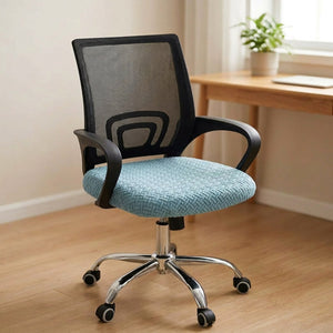 Housse de chaise de bureau bleue sur l'assise d'une chaise à roulettes
