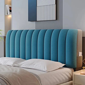 Housse de tête de lit bleu foncé au tissu capitonné vue de face sur un lit