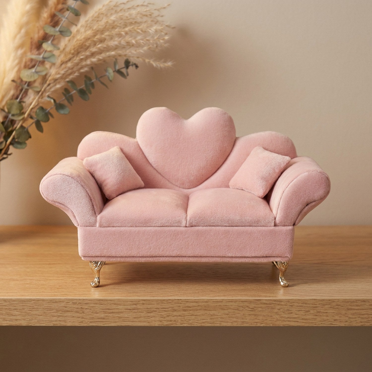 Boîte à bijoux mini canapé cœur en velours rose sur étagère bois