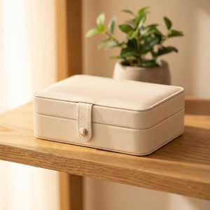 Boîte à bijoux compact en cuir PU blanc rangée sur une étagère en bois