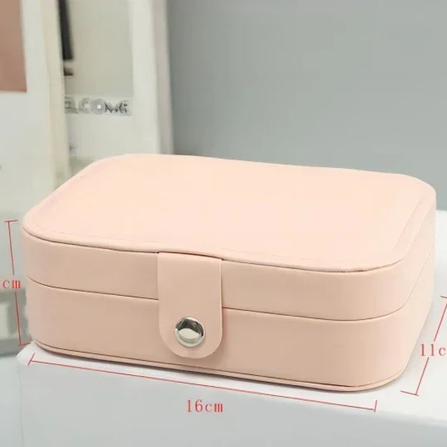 Boite à bijoux portable en simili cuir dans un contexte de décoration intérieure élégante