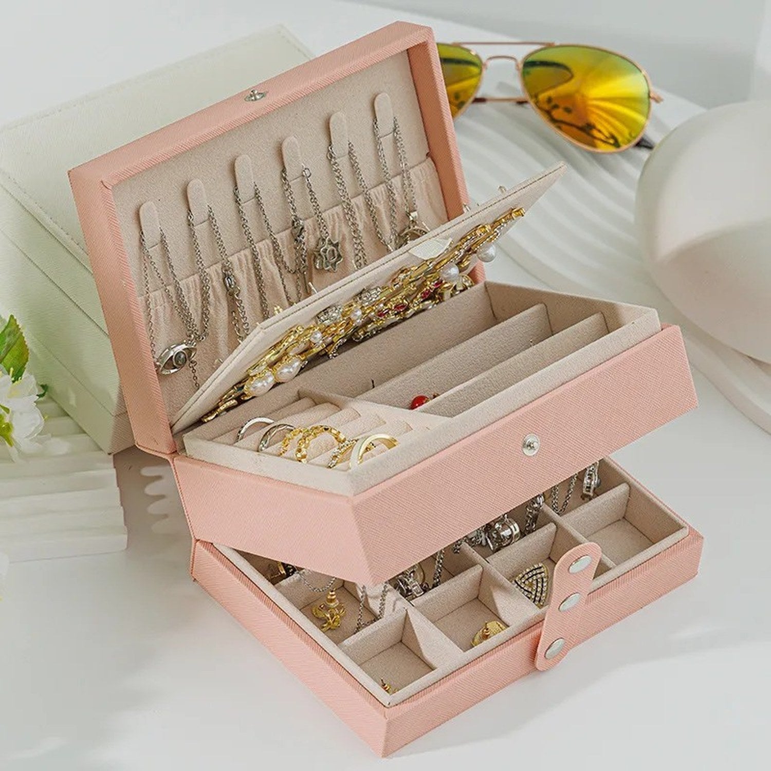 Boîte à bijoux cuir PU rose couvercle ajouré fermée