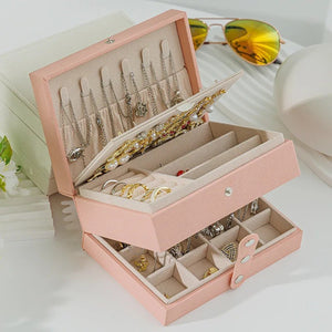 Boîte à bijoux cuir PU rose couvercle ajouré fermée