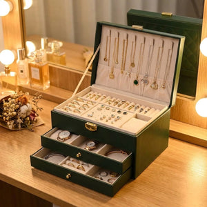 Boîte à bijoux ouverte montrant des colliers et boucles d'oreilles rangés sur table de toilette