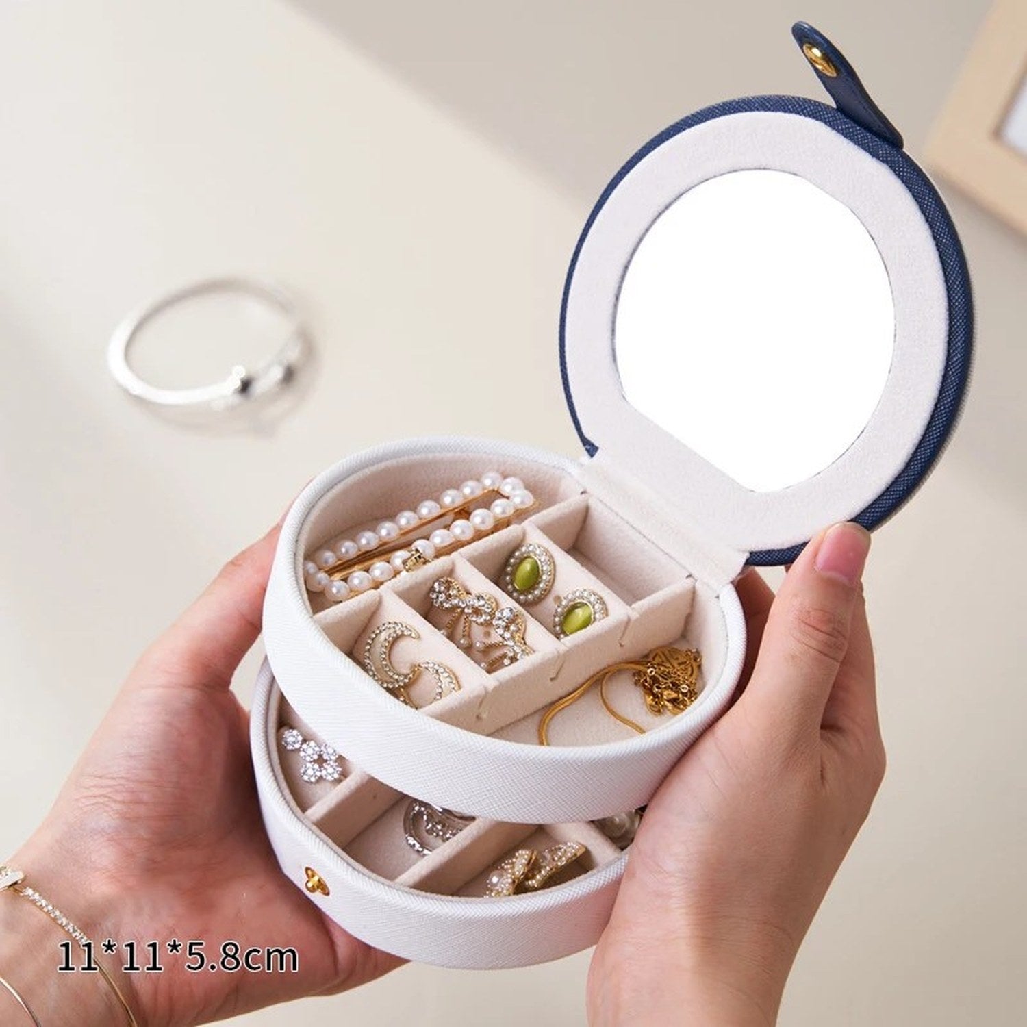 Boîte à bijoux ronde en cuir blanc vue extérieure fermée