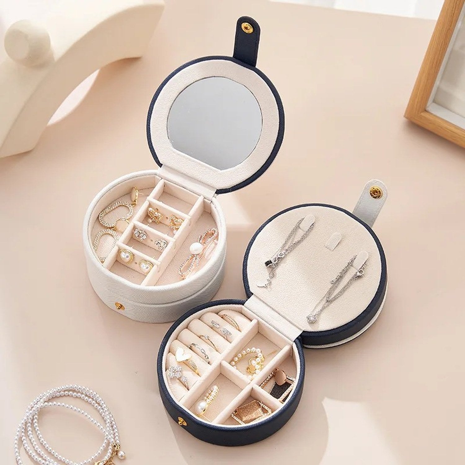 Boîte à bijoux ronde vue de dessus montrant l'intérieur velours beige et le miroir