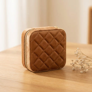 Boîte à bijoux de voyage en velours matelassé coloris caramel
