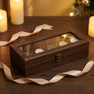 Boîte à montres en bois présentée comme cadeau avec un ruban satiné et des bougies