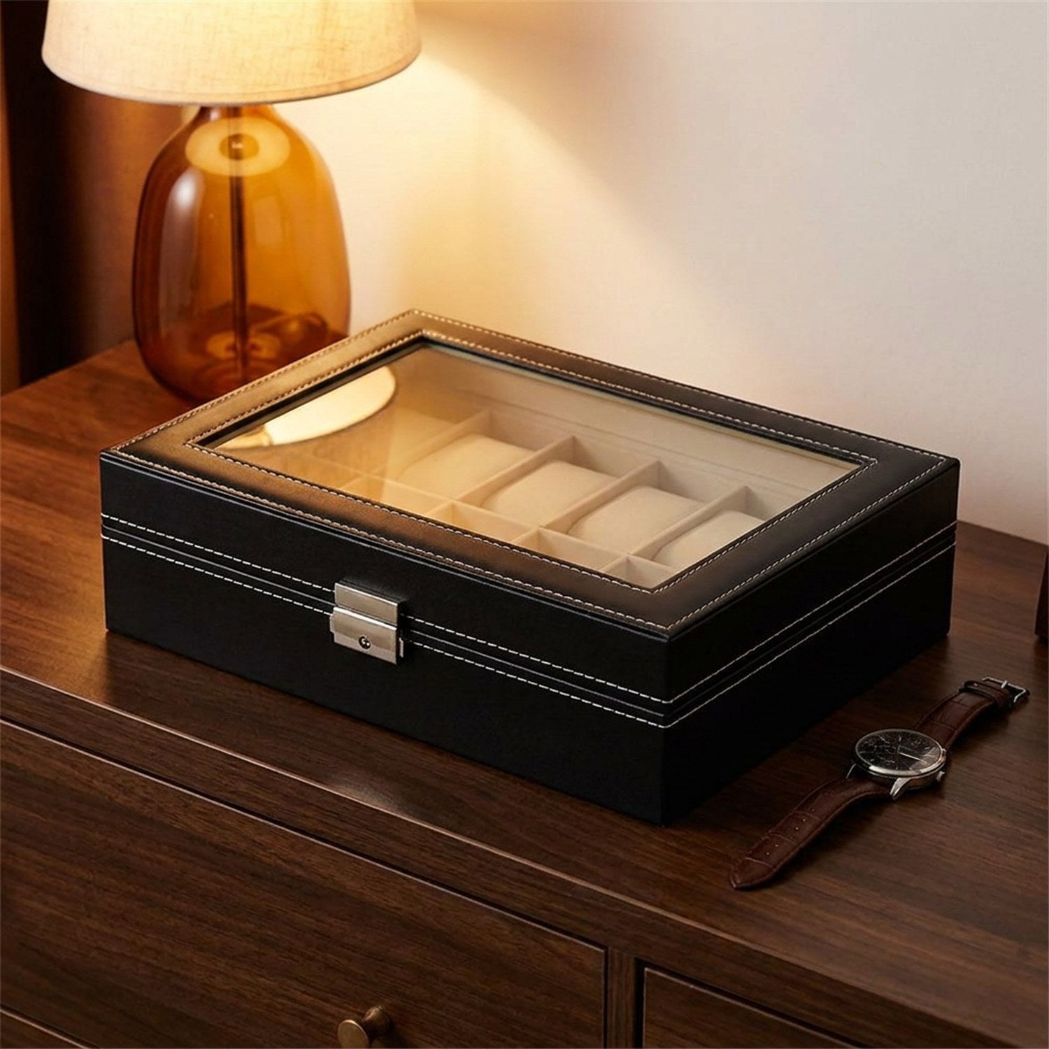 Boîte à montres en cuir fermée posée sur une commode