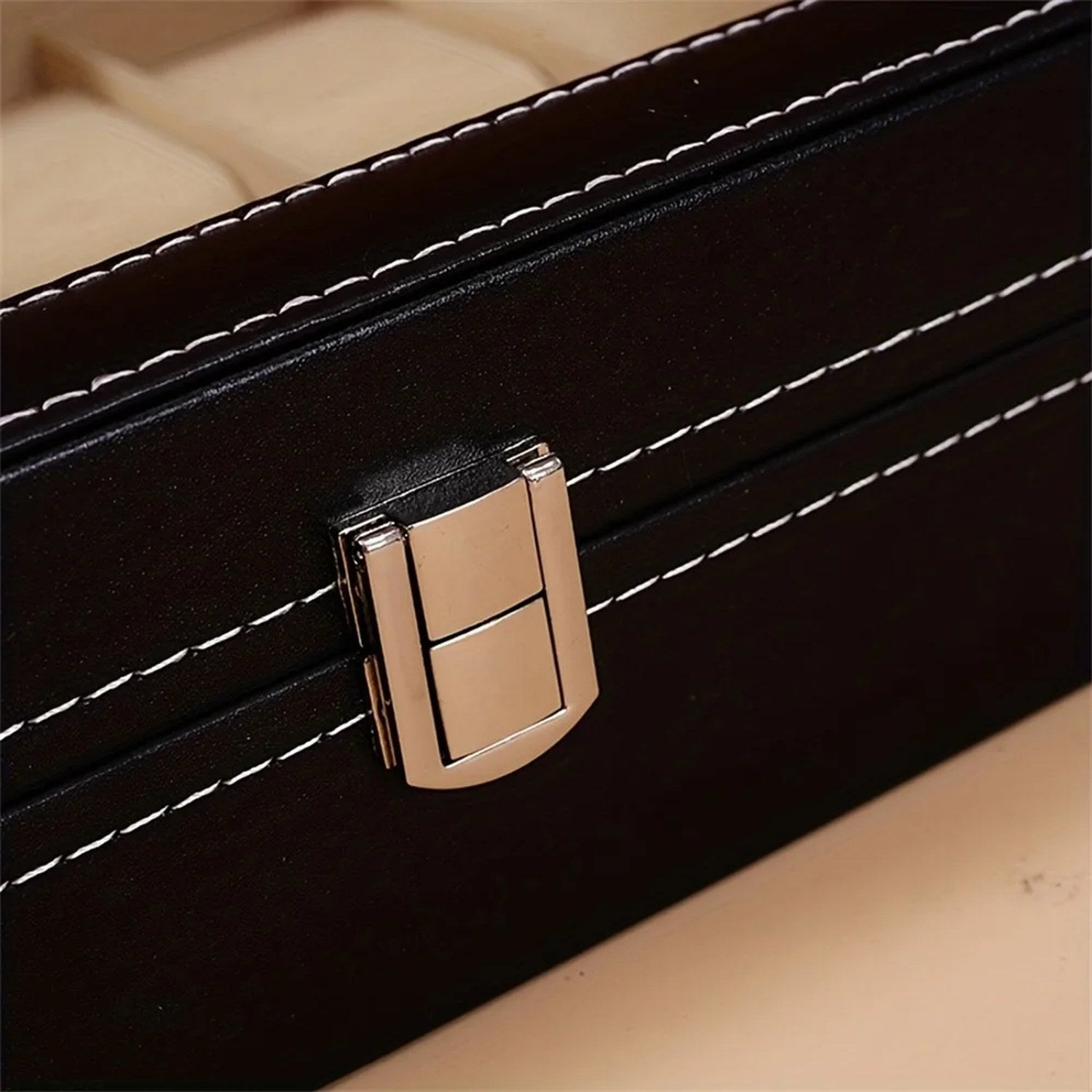 Détail du fermoir de la boîte à montres en cuir
