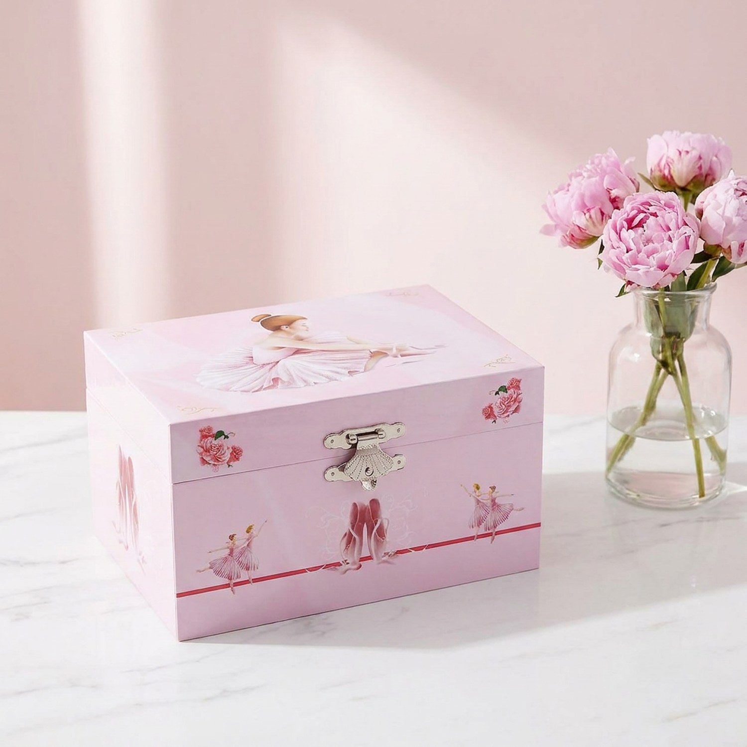 Boîte à musique ballet taille 12,7 cm sur surface marbre avec pivoines roses