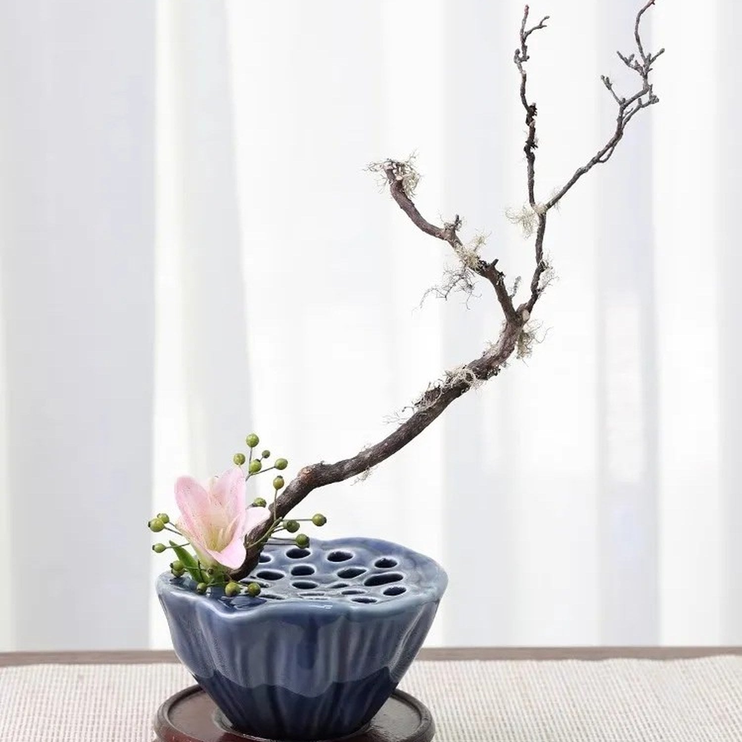Bol lotus bleu nuit ikebana arrangement branches décoration