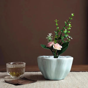 Bol lotus céladon avec fleurs roses table thé zen