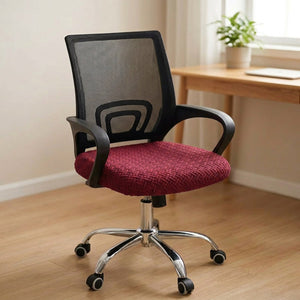 Housse de chaise de bureau bordeaux sur l'assise d'une chaise à roulettes