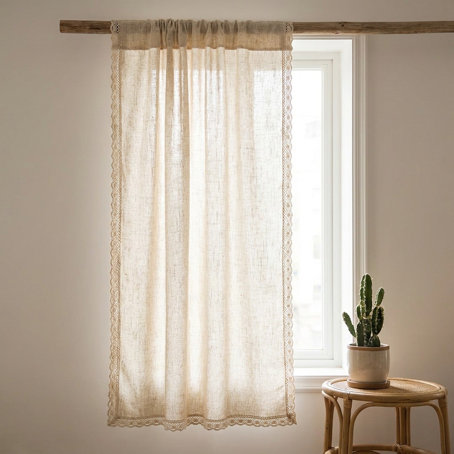 Rideau bohème effet lin avec bordure en dentelle fine suspendu à une fenêtre