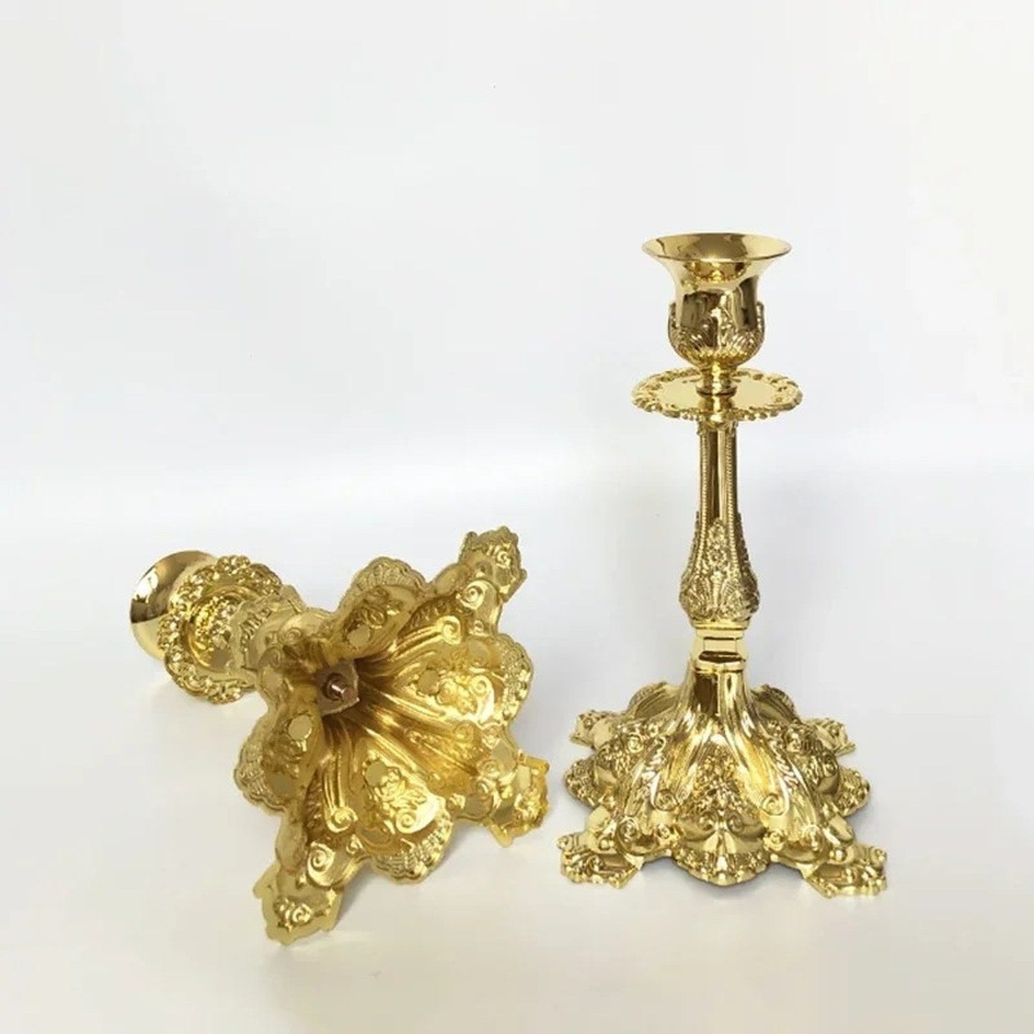 Bougeoir en métal argenté baroque avec socle ajouré sculpté
