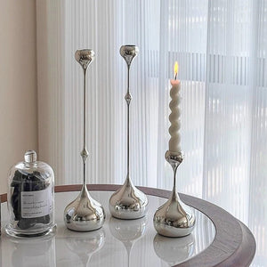 Bougeoir chandelier argenté en décoration sur une console d entrée