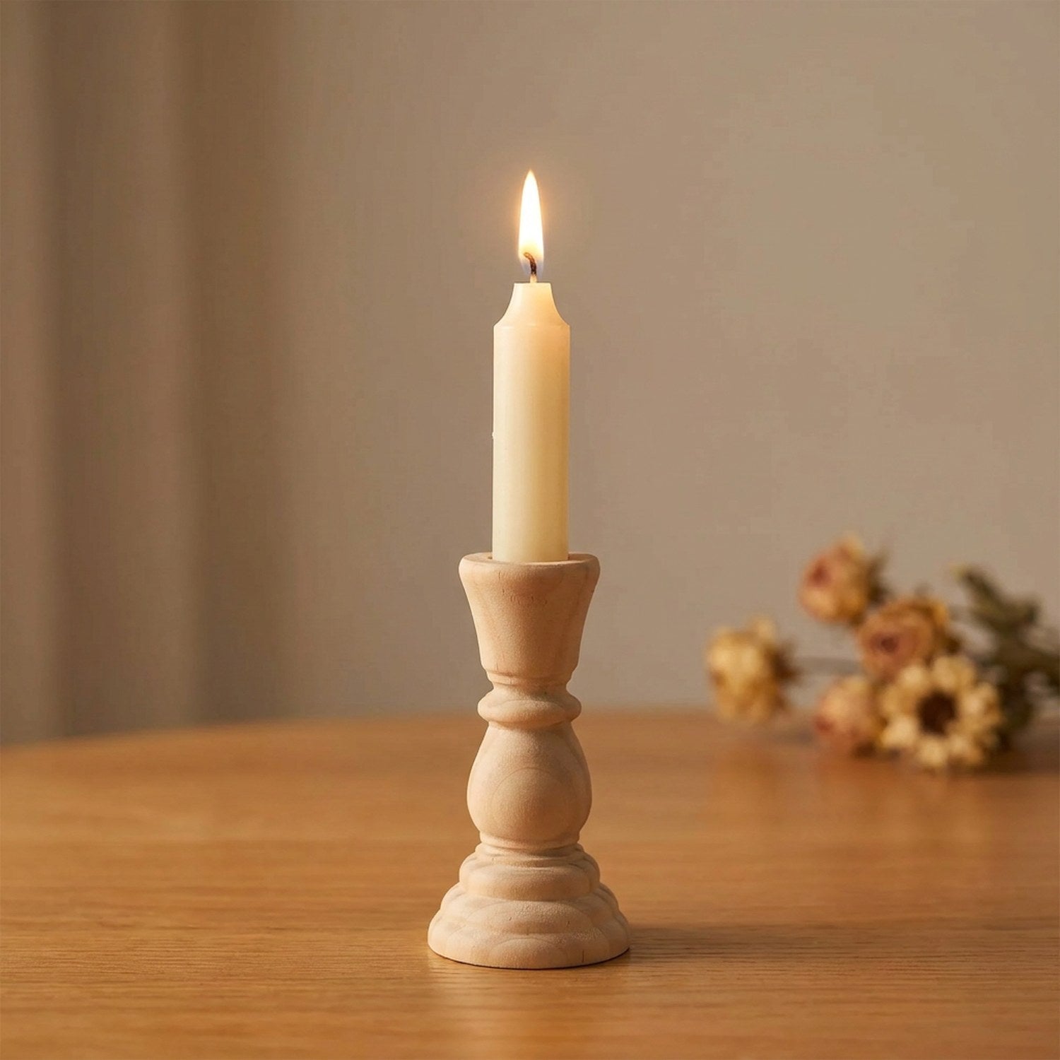 Petit bougeoir en bois brut 10,5 cm avec bougie conique allumée