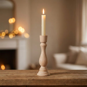 Grand bougeoir en bois brut 17,5 cm avec bougie conique allumée