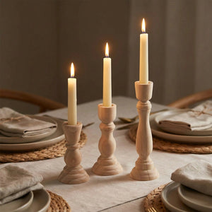 Bougeoirs en bois allumés en centre de table de dîner avec set de table en jonc
