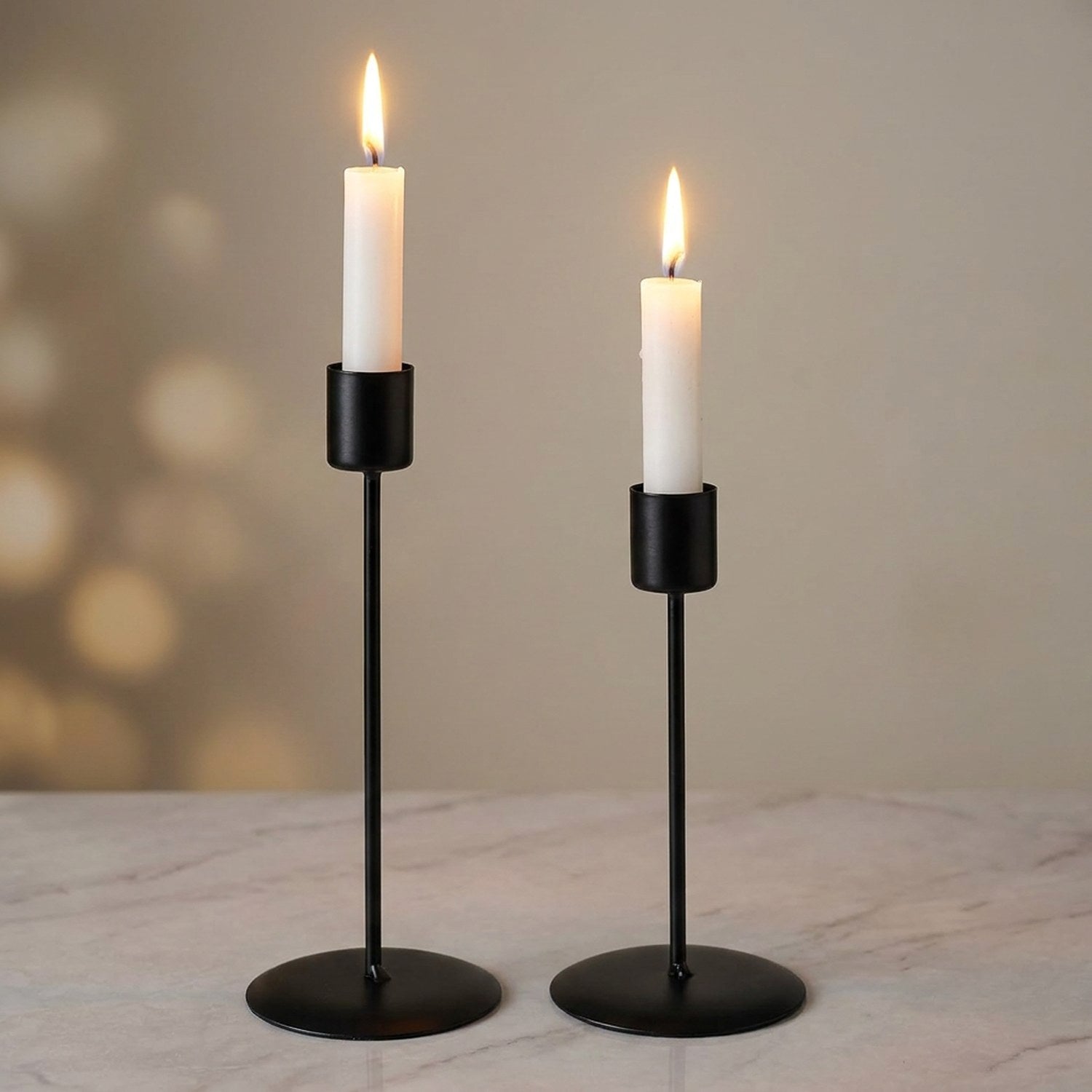 Lot de 2 bougeoirs Duo en fer forgé noir sur pied, grand 21 cm et petit 17 cm, avec bougies allumées