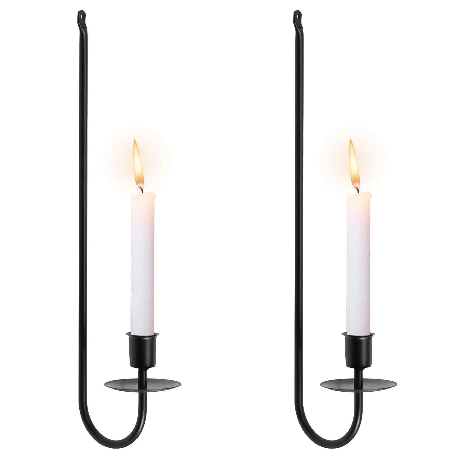 Lot de 2 bougeoirs muraux en fer forgé noir sur fond blanc avec bougies allumées