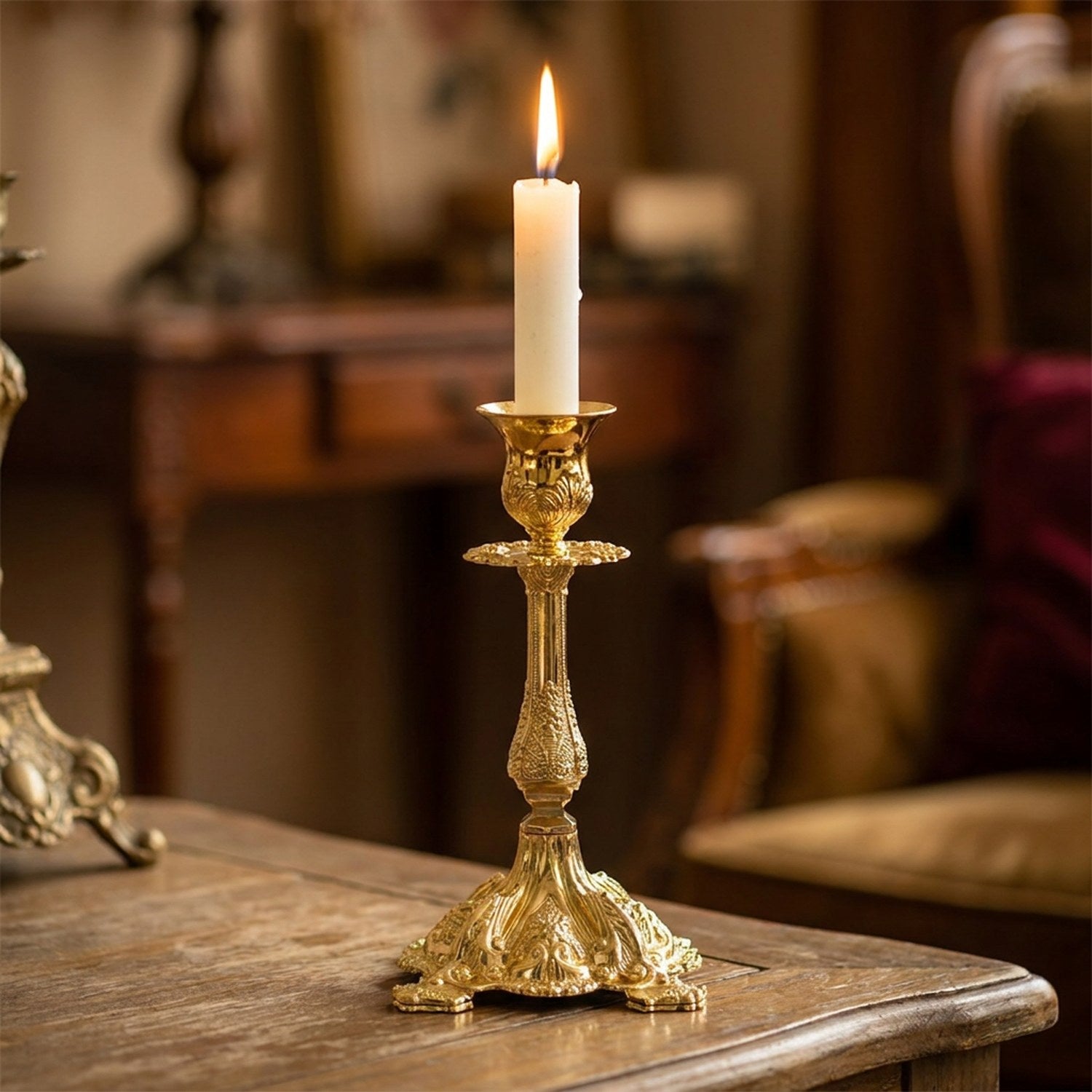 Bougeoir en métal doré baroque avec bougie allumée ambiance intimiste