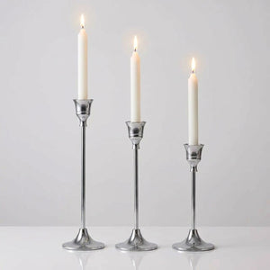 Kit 3 bougeoirs métal argent chrome élancé avec bougies allumées fond gris