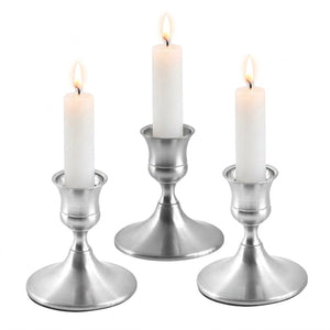 Kit 3 bougeoirs métal argenté brossé compact avec bougies allumées fond blanc
