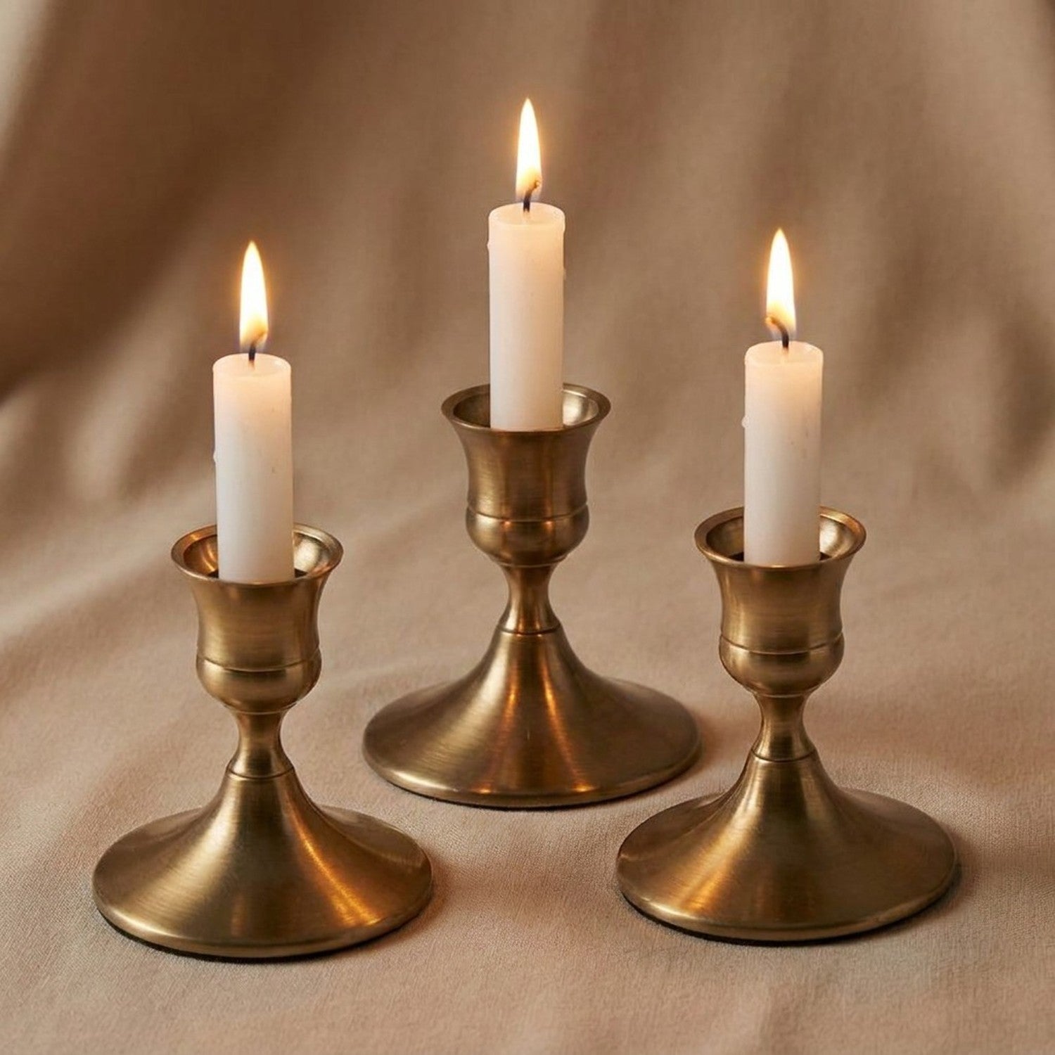 Kit 3 bougeoirs métal bronze antique compact avec bougies allumées fond lin