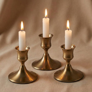 Kit 3 bougeoirs métal bronze antique compact avec bougies allumées fond lin
