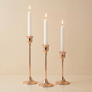Kit 3 bougeoirs métal or rosé élancé avec bougies allumées fond beige
