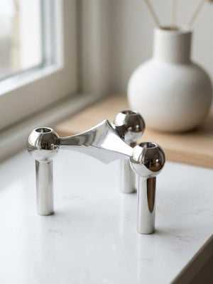 Bougeoir moléculaire argenté chromé en forme Y à trois branches sur comptoir en marbre