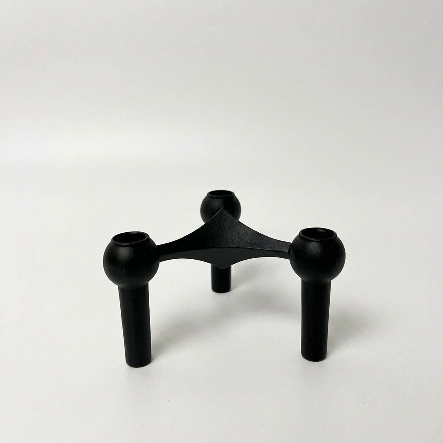 Bougeoir moléculaire finition noire mate pièce unique fond blanc