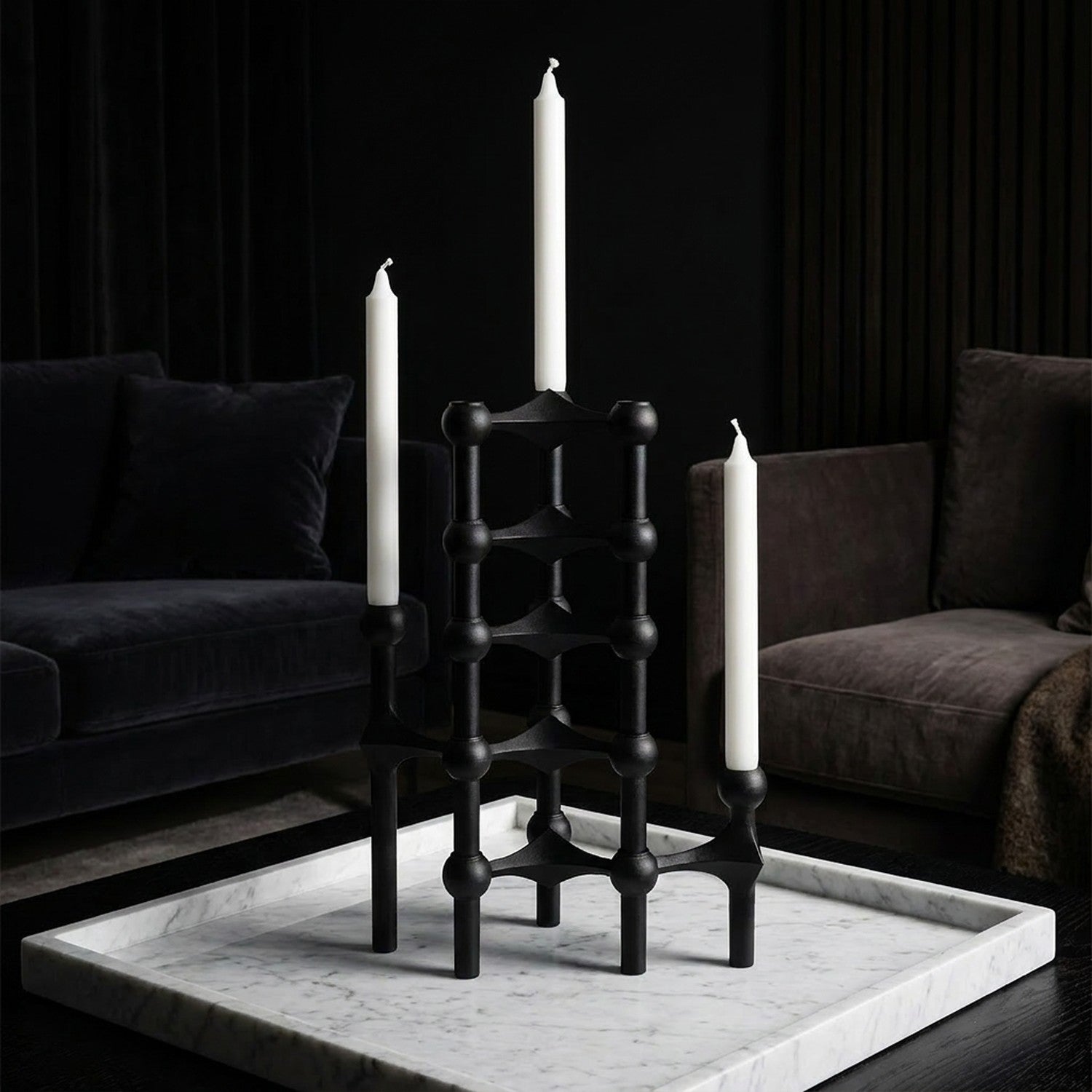 Bougeoir moléculaire noir mat assemblé sur plateau marbre intérieur sombre