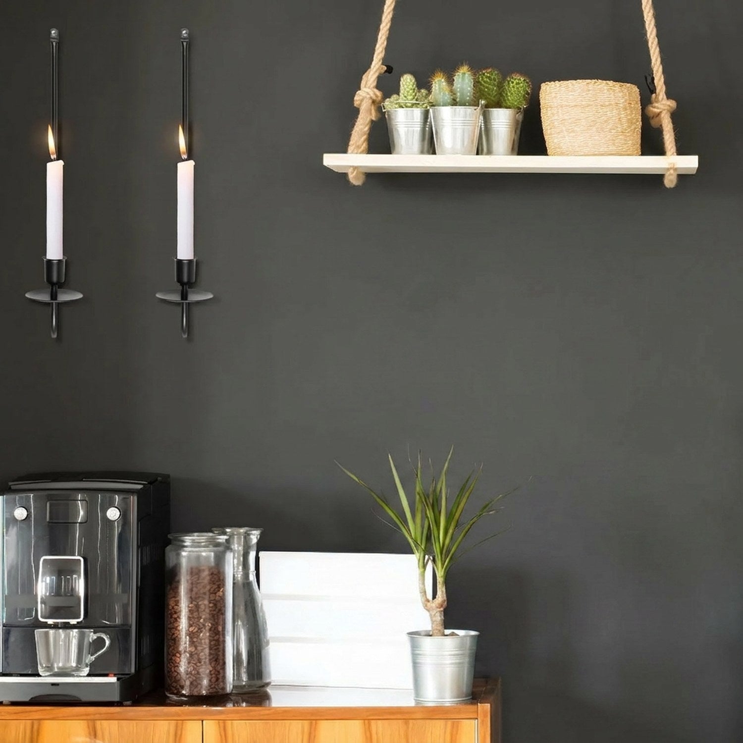 Bougeoirs muraux fer noir dans cuisine moderne mur gris avec étagère suspendue