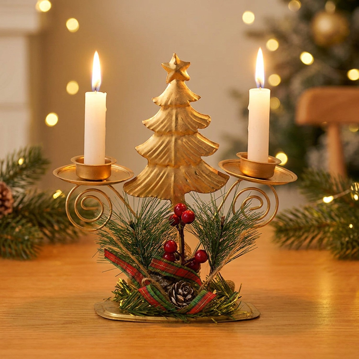 Bougeoir de Noël en métal doré en forme de sapin avec deux bougies allumées sur une table en bois