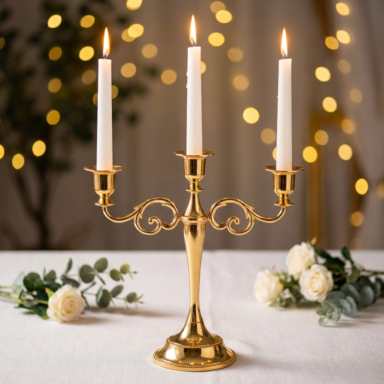 Bougeoir métal doré à 3 bras sur table de mariage avec fleurs blanches et bougies allumées