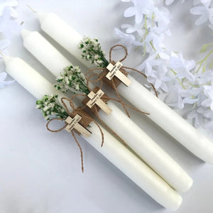 Bougie de baptême personnalisée avec croix en bois gravée sur fond blanc