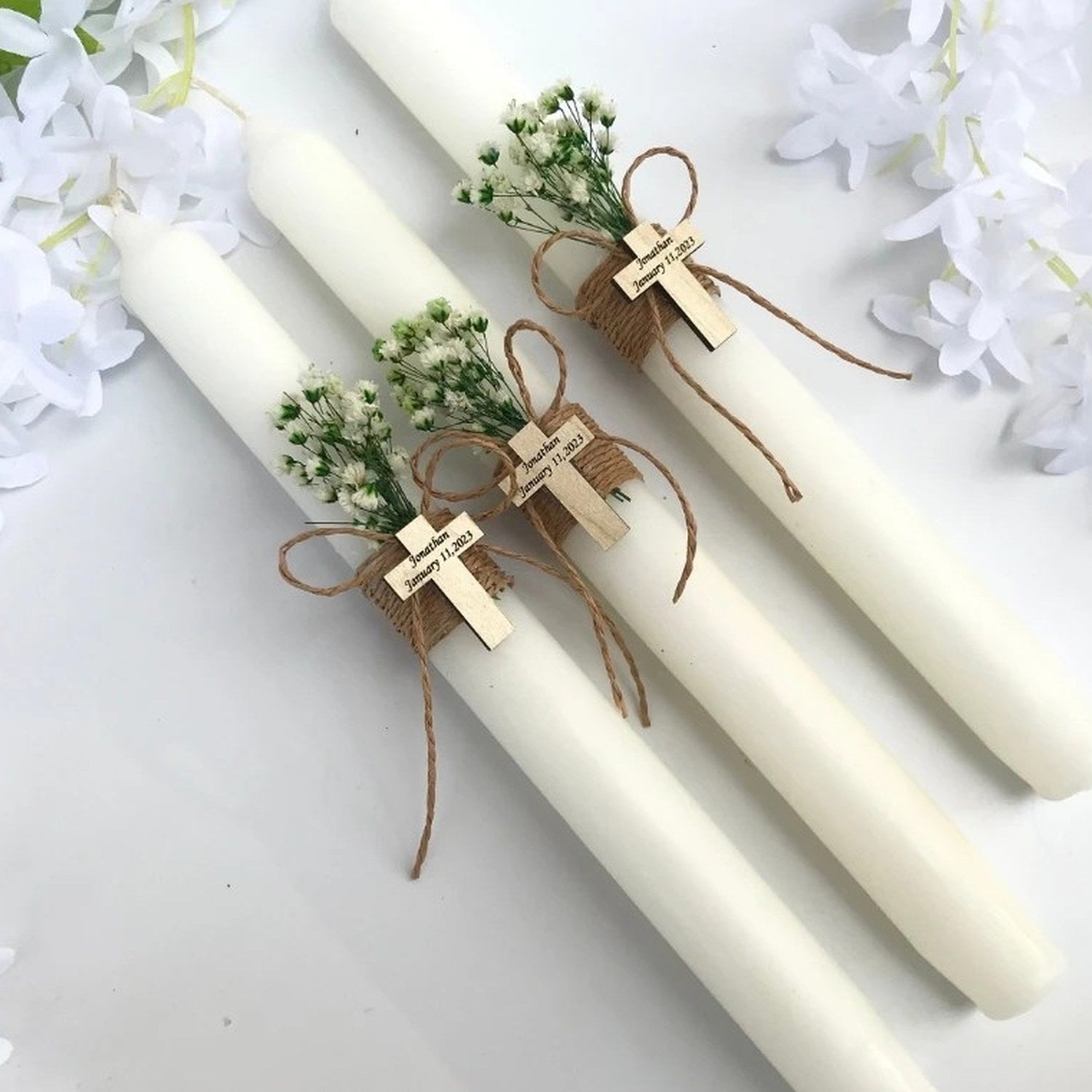 Bougies de baptême sur table avec décoration cérémonie