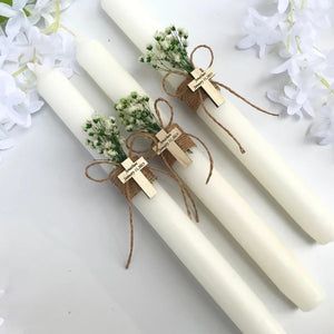 Bougies de baptême sur table avec décoration cérémonie