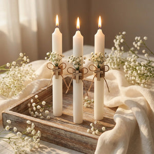 Lot de 3 bougies de baptême sur plateau en bois rustique avec lin naturel