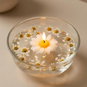 Bougie flottante camomille blanche forme fleur cire de soja allumée
