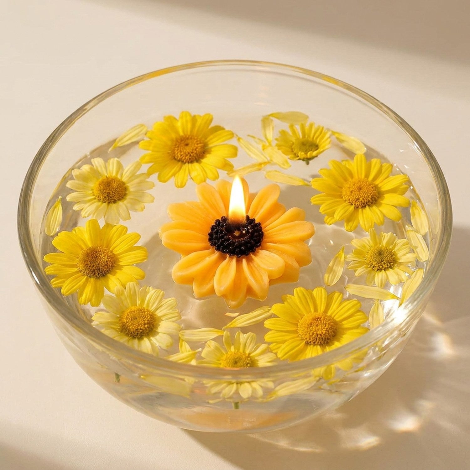 Bougie flottante camomille jaune forme fleur cire de soja allumée