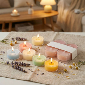 Bougies parfumées pastel allumées sur un plaid en lin avec fleurs séchées